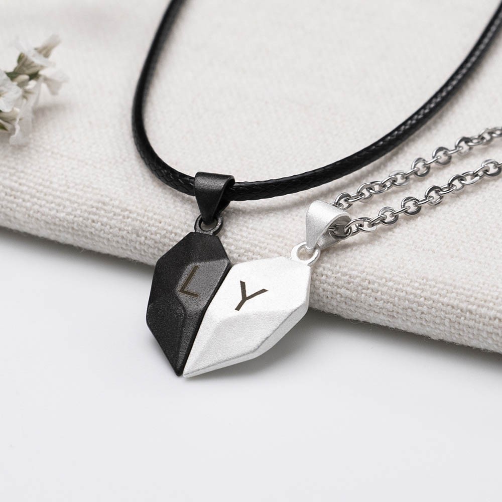 Collana con nome a forma di cuore con interazione magnetica personalizzata da 2 pezzi