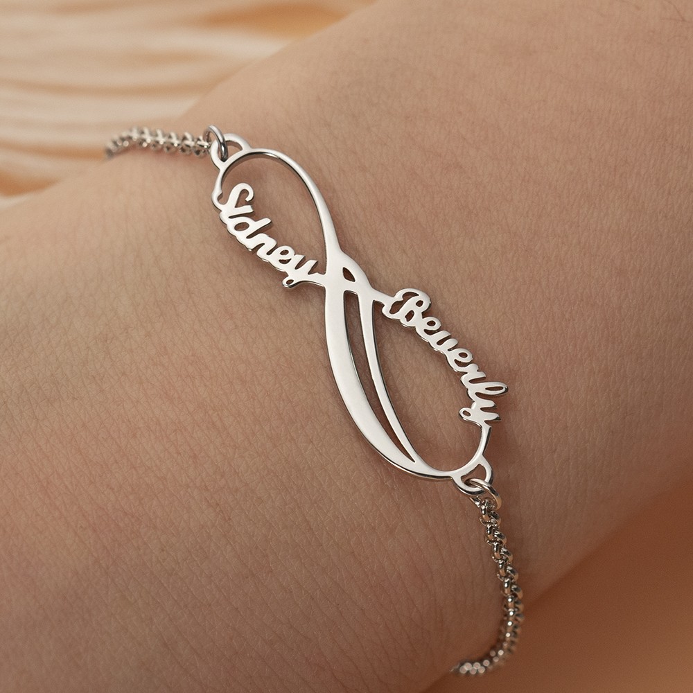 Bracciale personalizzato Infinity con nome di coppia per il suo San Valentino