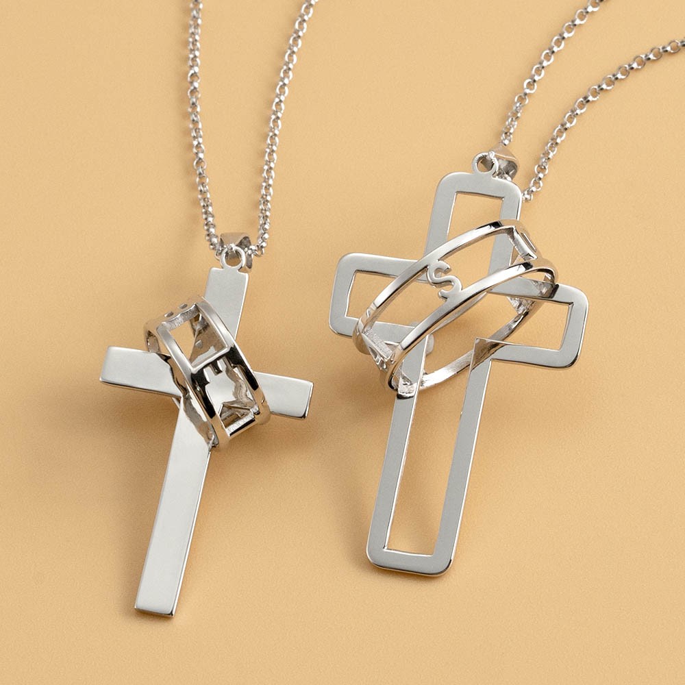 Collana con croce personalizzata con simbolo di fede di coppia con anello inciso con nome Halo, due collane