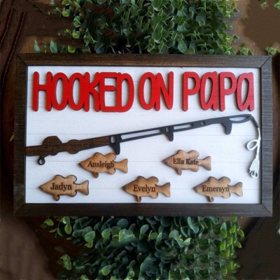 Hooked on Papa Dad Grandpa Personalizzato 1-10 nomi inciso regalo viaggio di pesca per lui