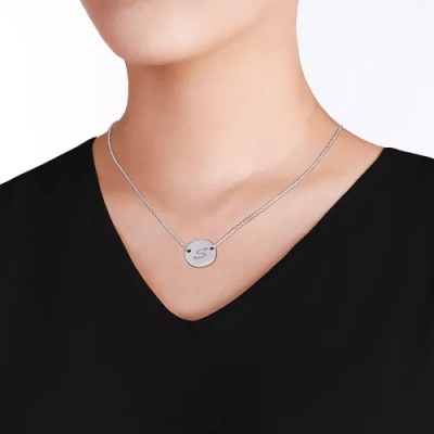 Collana con iniziale moneta incisa