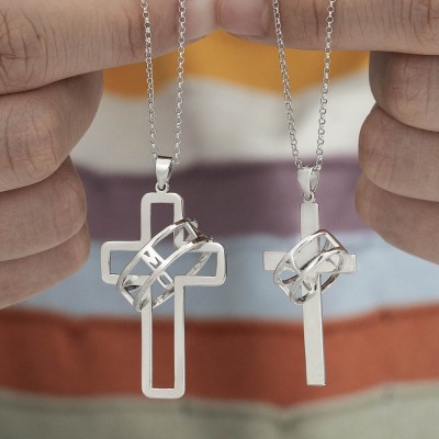 Collana con croce personalizzata con simbolo di fede di coppia con anello inciso con nome Halo, due collane