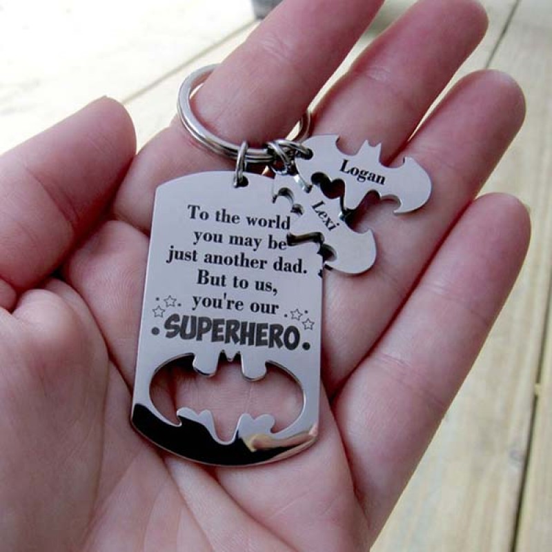 Portachiavi Batman personalizzato con 1-12 nomi incisi al mondo Sei solo un  papà ma per noi sei un supereroe - RoseFeels
